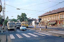 Ikarus 622-esek a V�ci �ton, egy 2800-as motorkocsival. K�sz�net a sz�p sz�nes felv�tel�rt a szerz�nek