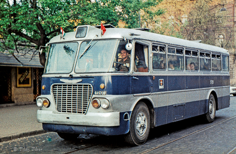 GA 57-30 a Hermina ton (akkor Mjus 1 t). A 25 villamosptl jrat msik lland autbusza