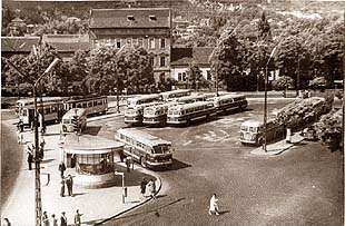 �rdekes, hogy a k�pen csak Ikarus 66-os �s 60-as busz l�that�. A k�p szerz�j�t nem ismerem