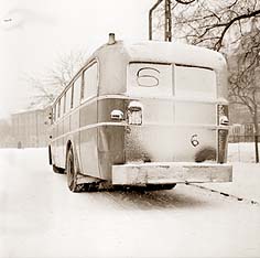 Egy behavazott 6-os busz.